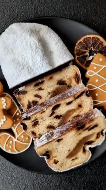 Noel stollen, badem ezmesi ve şekerli meyveli Alman pastası. Şenlik masası için Noel çalıntısı