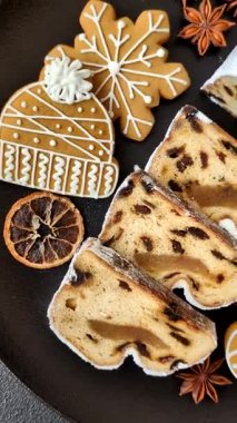 Christmas Stollen, badem ezmesi ve meyveli Alman pastası. Kış Noel Çalıntısı