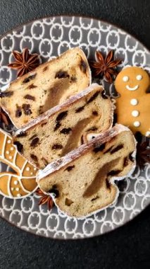 Noel stollen, badem ezmesi ve şekerli meyveli Alman pastası. Şenlik masası için Noel çalıntısı