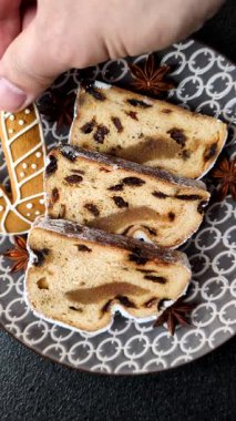 Noel stollen, badem ezmesi ve şekerli meyveli Alman pastası. Şenlik masası için Noel çalıntısı