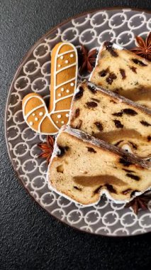 Noel stollen, badem ezmesi ve şekerli meyveli Alman pastası. Şenlik masası için Noel çalıntısı