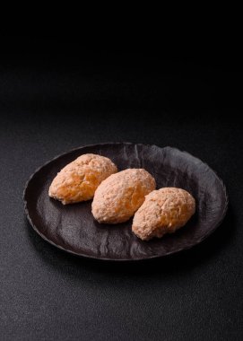 Buğulanmış balık ya da tavuk pirzolası ya da tuzlu ve baharatlı köfte. Doğranmış somondan yapılmış balık pirzolası.