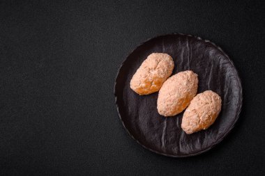 Buğulanmış balık ya da tavuk pirzolası ya da tuzlu ve baharatlı köfte. Doğranmış somondan yapılmış balık pirzolası.