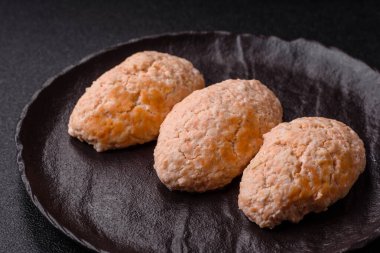 Buğulanmış balık ya da tavuk pirzolası ya da tuzlu ve baharatlı köfte. Doğranmış somondan yapılmış balık pirzolası.