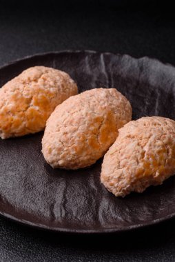 Buğulanmış balık ya da tavuk pirzolası ya da tuzlu ve baharatlı köfte. Doğranmış somondan yapılmış balık pirzolası.