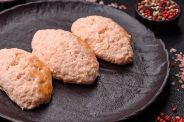 Buğulanmış balık ya da tavuk pirzolası ya da tuzlu ve baharatlı köfte. Doğranmış somondan yapılmış balık pirzolası.