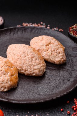Buğulanmış balık ya da tavuk pirzolası ya da tuzlu ve baharatlı köfte. Doğranmış somondan yapılmış balık pirzolası.