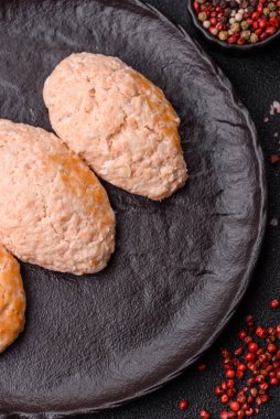 Buğulanmış balık ya da tavuk pirzolası ya da tuzlu ve baharatlı köfte. Doğranmış somondan yapılmış balık pirzolası.