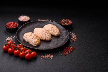 Buğulanmış balık ya da tavuk pirzolası ya da tuzlu ve baharatlı köfte. Doğranmış somondan yapılmış balık pirzolası.