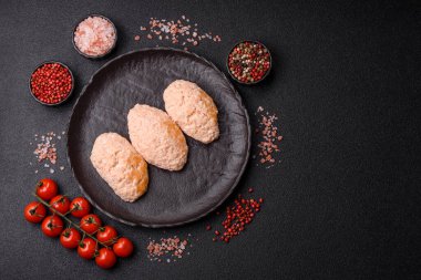 Buğulanmış balık ya da tavuk pirzolası ya da tuzlu ve baharatlı köfte. Doğranmış somondan yapılmış balık pirzolası.