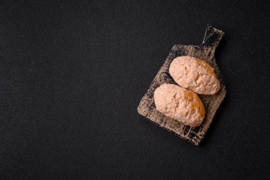 Buğulanmış balık ya da tavuk pirzolası ya da tuzlu ve baharatlı köfte. Doğranmış somondan yapılmış balık pirzolası.