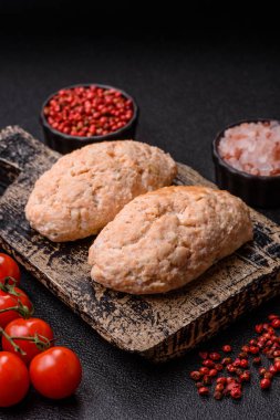 Buğulanmış balık ya da tavuk pirzolası ya da tuzlu ve baharatlı köfte. Doğranmış somondan yapılmış balık pirzolası.