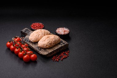 Buğulanmış balık ya da tavuk pirzolası ya da tuzlu ve baharatlı köfte. Doğranmış somondan yapılmış balık pirzolası.