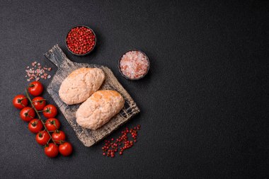 Buğulanmış balık ya da tavuk pirzolası ya da tuzlu ve baharatlı köfte. Doğranmış somondan yapılmış balık pirzolası.