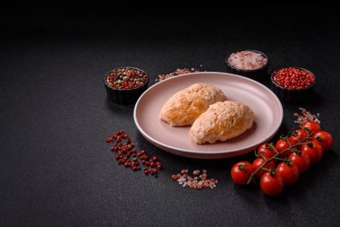 Buğulanmış balık ya da tavuk pirzolası ya da tuzlu ve baharatlı köfte. Doğranmış somondan yapılmış balık pirzolası.