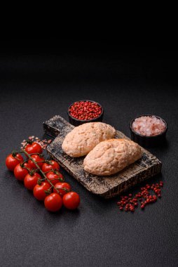 Buğulanmış balık ya da tavuk pirzolası ya da tuzlu ve baharatlı köfte. Doğranmış somondan yapılmış balık pirzolası.