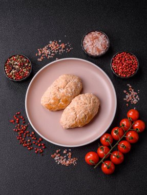 Buğulanmış balık ya da tavuk pirzolası ya da tuzlu ve baharatlı köfte. Doğranmış somondan yapılmış balık pirzolası.