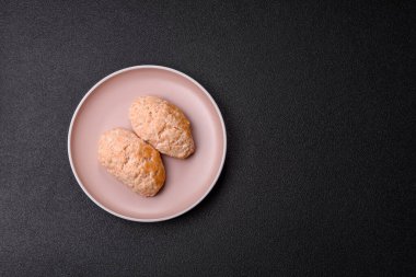 Buğulanmış balık ya da tavuk pirzolası ya da tuzlu ve baharatlı köfte. Doğranmış somondan yapılmış balık pirzolası.