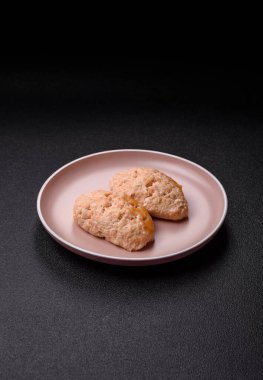 Buğulanmış balık ya da tavuk pirzolası ya da tuzlu ve baharatlı köfte. Doğranmış somondan yapılmış balık pirzolası.