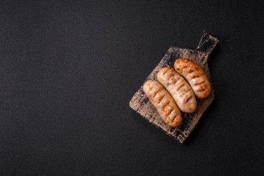 Izgara tavuk ya da sığır eti sosisi, ateşte pişirilmiş sıcak et yemeği. Izgara sosis.