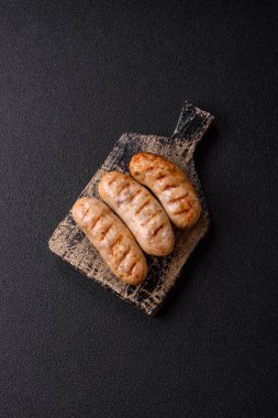 Izgara tavuk ya da sığır eti sosisi, ateşte pişirilmiş sıcak et yemeği. Izgara sosis.