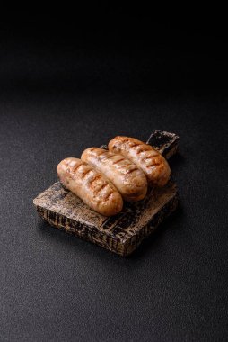 Izgara tavuk ya da sığır eti sosisi, ateşte pişirilmiş sıcak et yemeği. Izgara sosis.