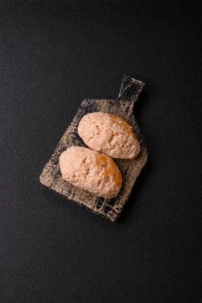 Buğulanmış balık ya da tavuk pirzolası ya da tuzlu ve baharatlı köfte. Doğranmış somondan yapılmış balık pirzolası.