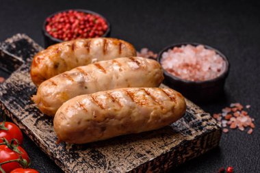 Izgara tavuk ya da sığır eti sosisi, ateşte pişirilmiş sıcak et yemeği. Izgara sosis.