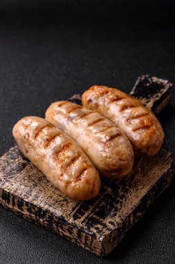 Izgara tavuk ya da sığır eti sosisi, ateşte pişirilmiş sıcak et yemeği. Izgara sosis.