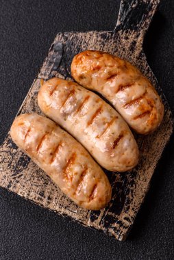 Izgara tavuk ya da sığır eti sosisi, ateşte pişirilmiş sıcak et yemeği. Izgara sosis.