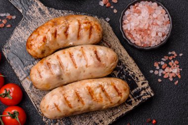 Izgara tavuk ya da sığır eti sosisi, ateşte pişirilmiş sıcak et yemeği. Izgara sosis.