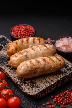 Izgara tavuk ya da sığır eti sosisi, ateşte pişirilmiş sıcak et yemeği. Izgara sosis.