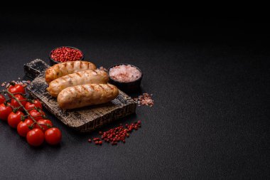 Izgara tavuk ya da sığır eti sosisi, ateşte pişirilmiş sıcak et yemeği. Izgara sosis.