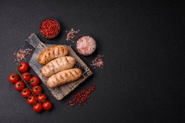 Izgara tavuk ya da sığır eti sosisi, ateşte pişirilmiş sıcak et yemeği. Izgara sosis.