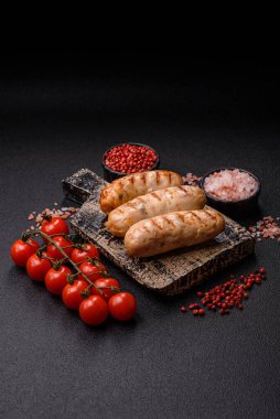 Izgara tavuk ya da sığır eti sosisi, ateşte pişirilmiş sıcak et yemeği. Izgara sosis.