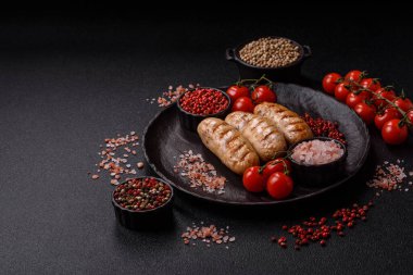 Izgara tavuk ya da sığır eti sosisi, ateşte pişirilmiş sıcak et yemeği. Izgara sosis.