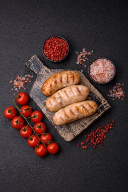 Izgara tavuk ya da sığır eti sosisi, ateşte pişirilmiş sıcak et yemeği. Izgara sosis.