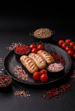 Izgara tavuk ya da sığır eti sosisi, ateşte pişirilmiş sıcak et yemeği. Izgara sosis.