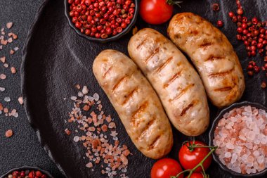 Izgara tavuk ya da sığır eti sosisi, ateşte pişirilmiş sıcak et yemeği. Izgara sosis.