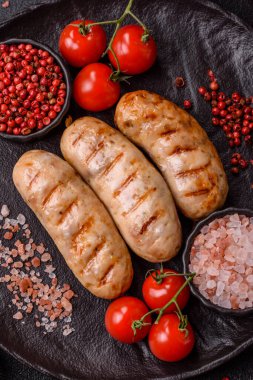 Izgara tavuk ya da sığır eti sosisi, ateşte pişirilmiş sıcak et yemeği. Izgara sosis.