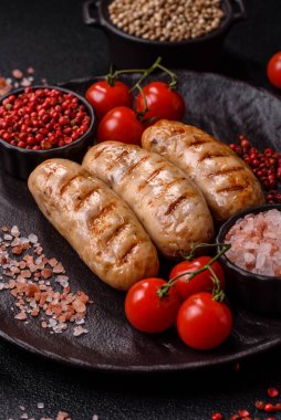Izgara tavuk ya da sığır eti sosisi, ateşte pişirilmiş sıcak et yemeği. Izgara sosis.