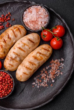 Izgara tavuk ya da sığır eti sosisi, ateşte pişirilmiş sıcak et yemeği. Izgara sosis.