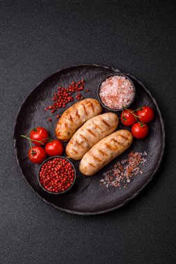 Izgara tavuk ya da sığır eti sosisi, ateşte pişirilmiş sıcak et yemeği. Izgara sosis.