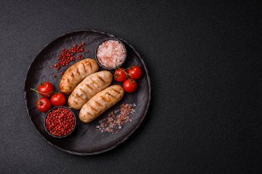 Izgara tavuk ya da sığır eti sosisi, ateşte pişirilmiş sıcak et yemeği. Izgara sosis.