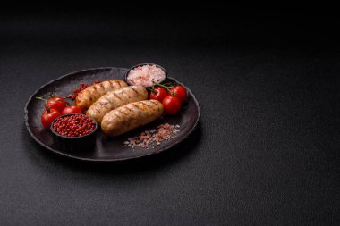 Izgara tavuk ya da sığır eti sosisi, ateşte pişirilmiş sıcak et yemeği. Izgara sosis.