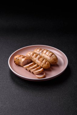 Izgara tavuk ya da sığır eti sosisi, ateşte pişirilmiş sıcak et yemeği. Izgara sosis.