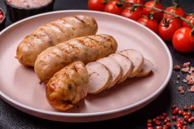 Izgara tavuk ya da sığır eti sosisi, ateşte pişirilmiş sıcak et yemeği. Izgara sosis.