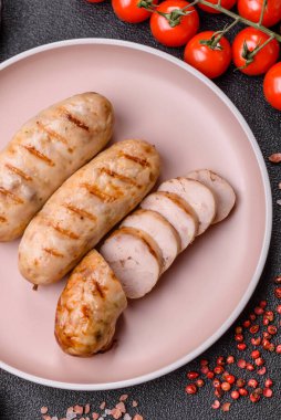 Izgara tavuk ya da sığır eti sosisi, ateşte pişirilmiş sıcak et yemeği. Izgara sosis.