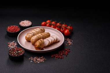 Izgara tavuk ya da sığır eti sosisi, ateşte pişirilmiş sıcak et yemeği. Izgara sosis.