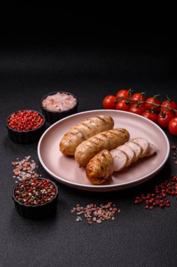 Izgara tavuk ya da sığır eti sosisi, ateşte pişirilmiş sıcak et yemeği. Izgara sosis.